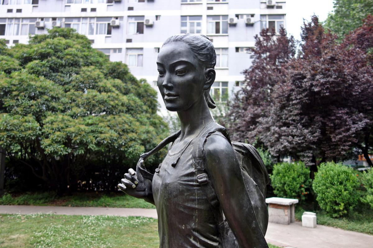 西安交通大学南洋书院东 8 宿舍楼下的雕塑